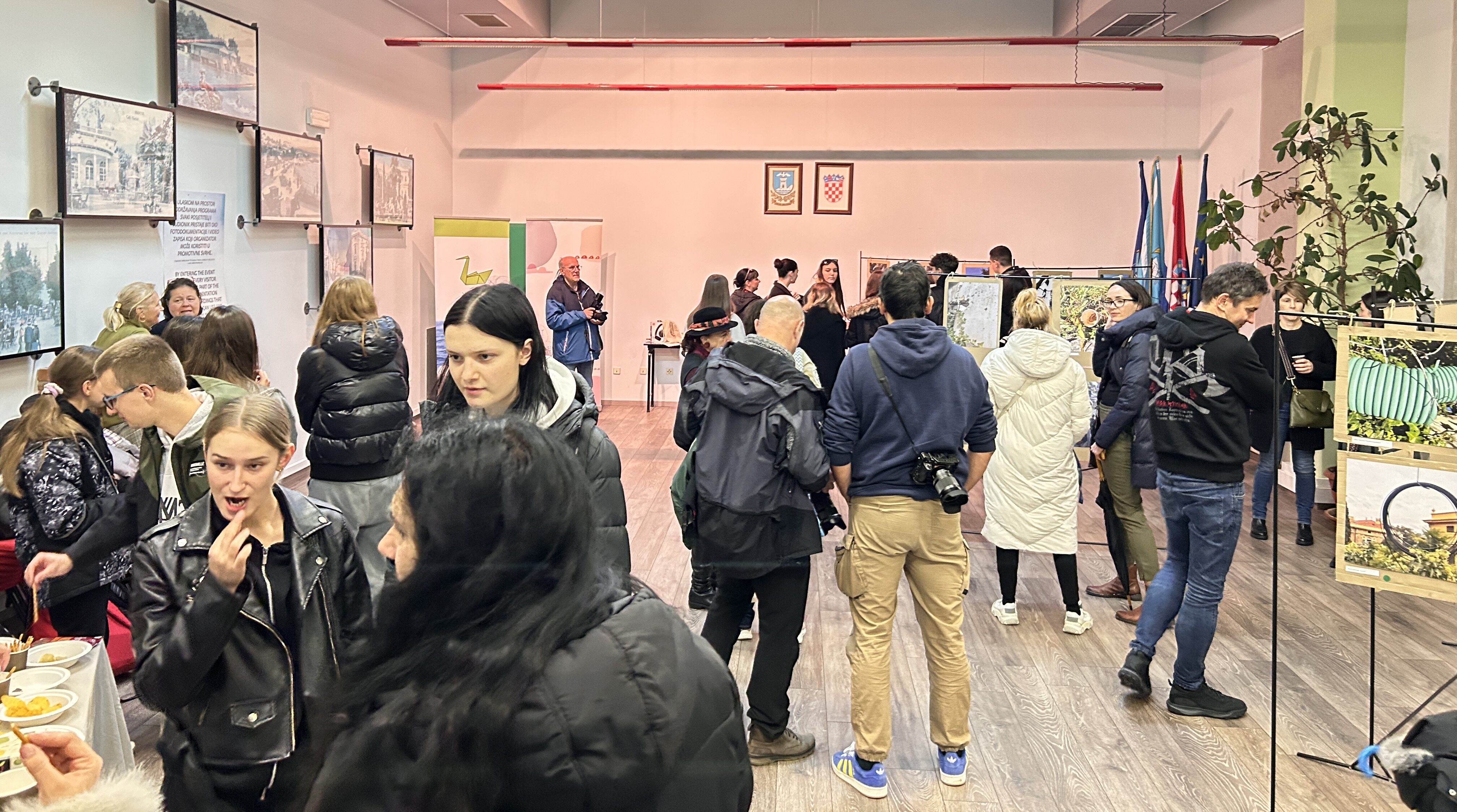 Posjetitelji “bacili oko” na izložbu fotografija mladih Opatijaca